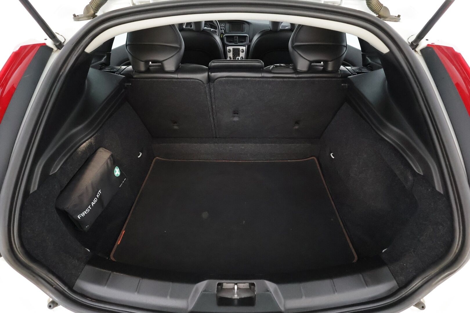 Volvo V40 2015 T2 Ocean Race * 1.Om Suomi-auto / Vakkari / P.tutka / Puolinahat / Kaarrevalot * - Kahdet renkaat aluvanteilla