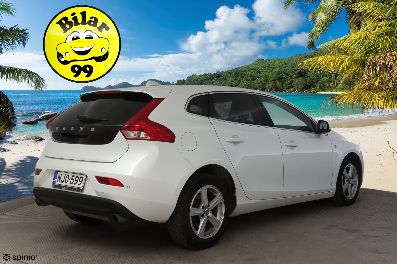 Volvo V40 2015 T2 Ocean Race * 1.Om Suomi-auto / Vakkari / P.tutka / Puolinahat / Kaarrevalot * - Kahdet renkaat aluvanteilla