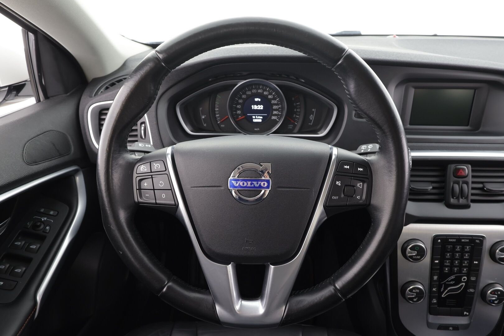 Volvo V40 2015 T2 Ocean Race * 1.Om Suomi-auto / Vakkari / P.tutka / Puolinahat / Kaarrevalot * - Kahdet renkaat aluvanteilla - HULLU BLACKWEEK KORKOTARJOUS 2,49%