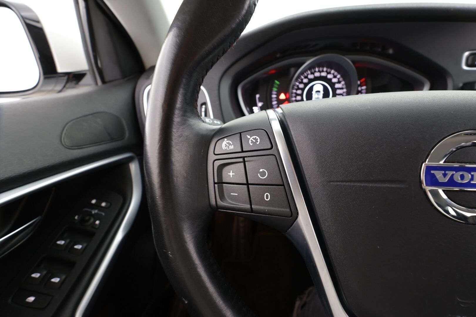 Volvo V40 2015 T2 Ocean Race * 1.Om Suomi-auto / Vakkari / P.tutka / Puolinahat / Kaarrevalot * - Kahdet renkaat aluvanteilla