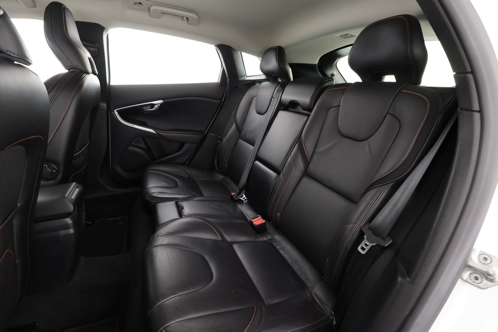 Volvo V40 2015 T2 Ocean Race * 1.Om Suomi-auto / Vakkari / P.tutka / Puolinahat / Kaarrevalot * - Kahdet renkaat aluvanteilla