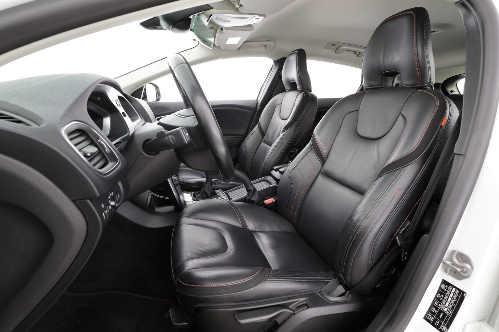 Volvo V40 2015 T2 Ocean Race * 1.Om Suomi-auto / Vakkari / P.tutka / Puolinahat / Kaarrevalot * - Kahdet renkaat aluvanteilla