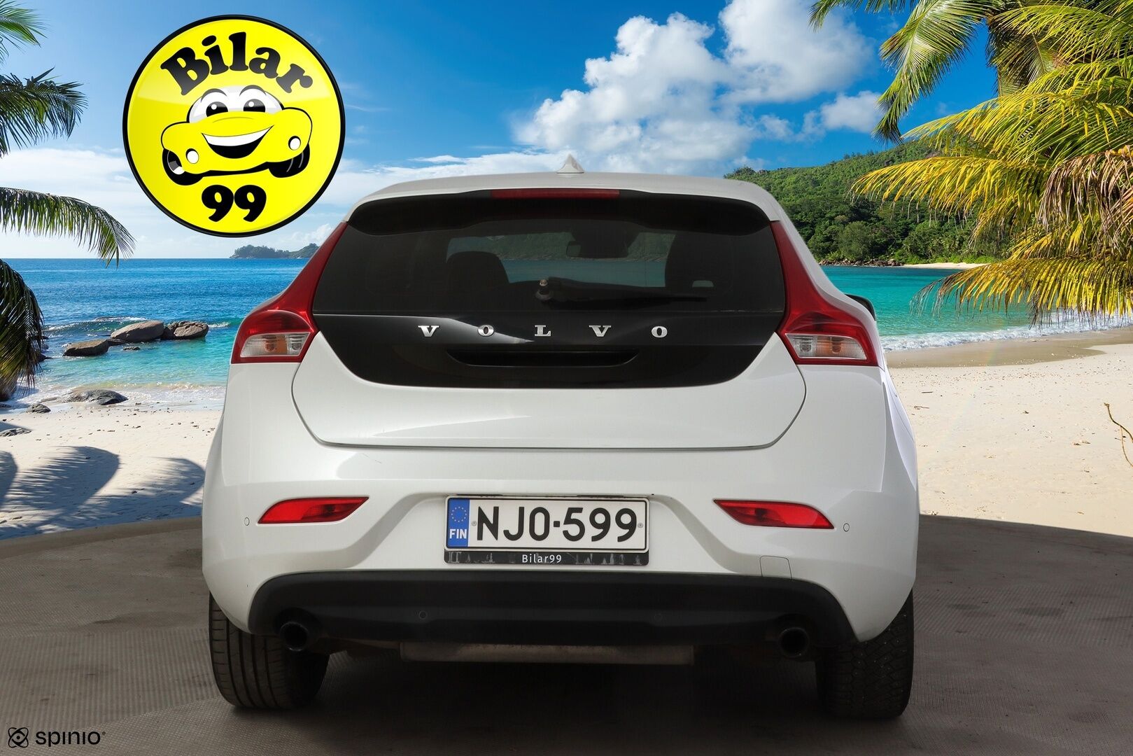 Volvo V40 2015 T2 Ocean Race * 1.Om Suomi-auto / Vakkari / P.tutka / Puolinahat / Kaarrevalot * - Kahdet renkaat aluvanteilla