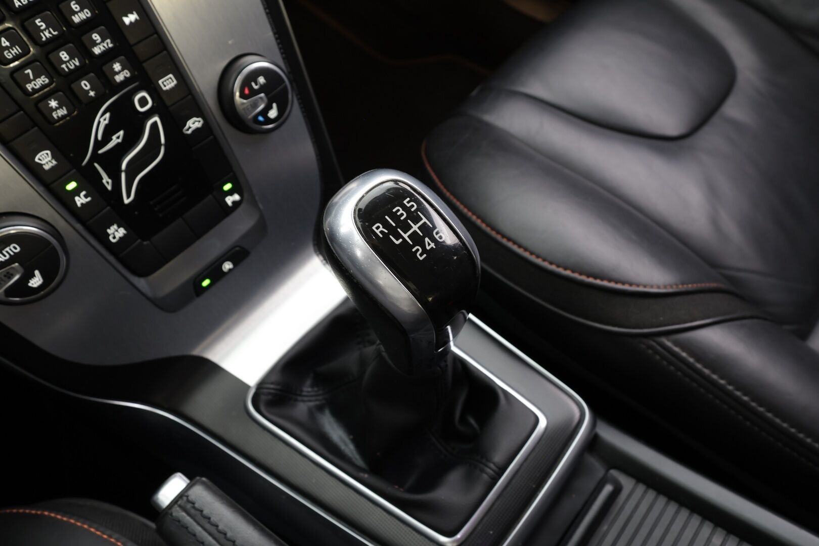 Volvo V40 2015 T2 Ocean Race * 1.Om Suomi-auto / Vakkari / P.tutka / Puolinahat / Kaarrevalot * - Kahdet renkaat aluvanteilla