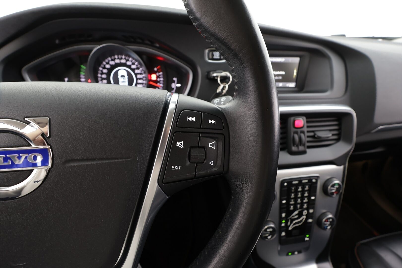 Volvo V40 2015 T2 Ocean Race * 1.Om Suomi-auto / Vakkari / P.tutka / Puolinahat / Kaarrevalot * - Kahdet renkaat aluvanteilla