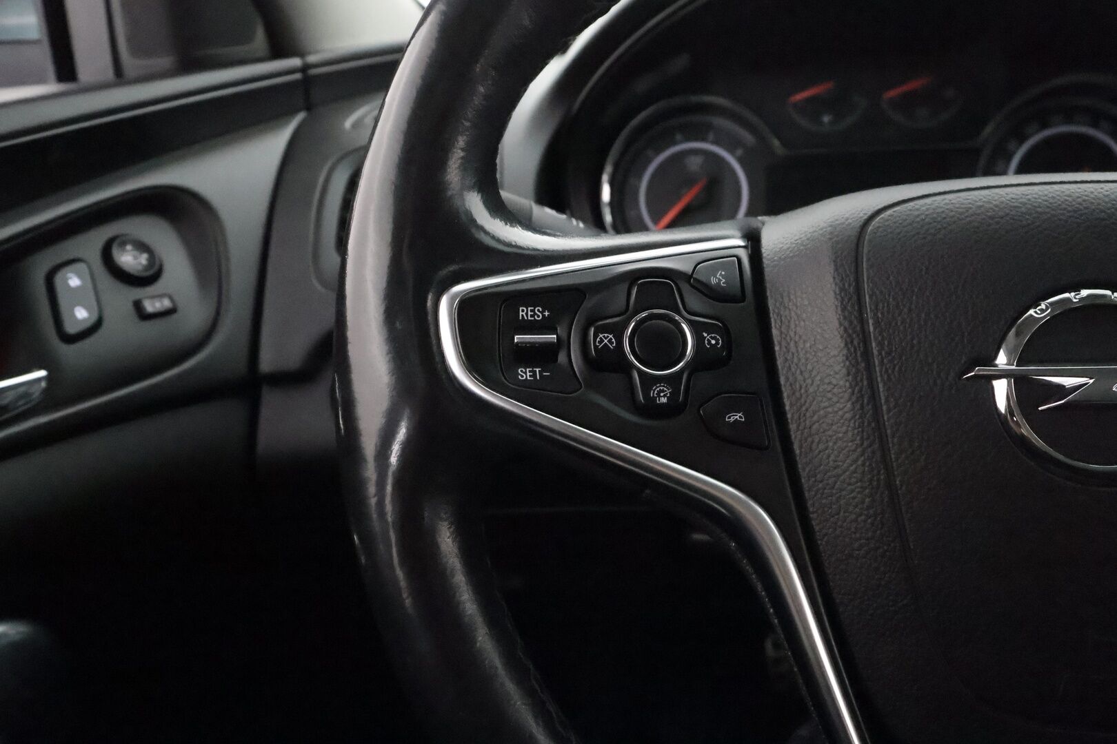 Opel Insignia 2014 2.0 CDTI Sports Tourer 120kw AT6 *Sporttipenkit / Lohko / Xenon / Ratinlämmitin/ Keyless / Vakkari* - Suomi-Auto / Kahdet vanteet / Säännöllinen huoltohistoria / Viimeisin huolto 211tkm - HULLU BLACKWEEK KORKOTARJOUS 2,49%