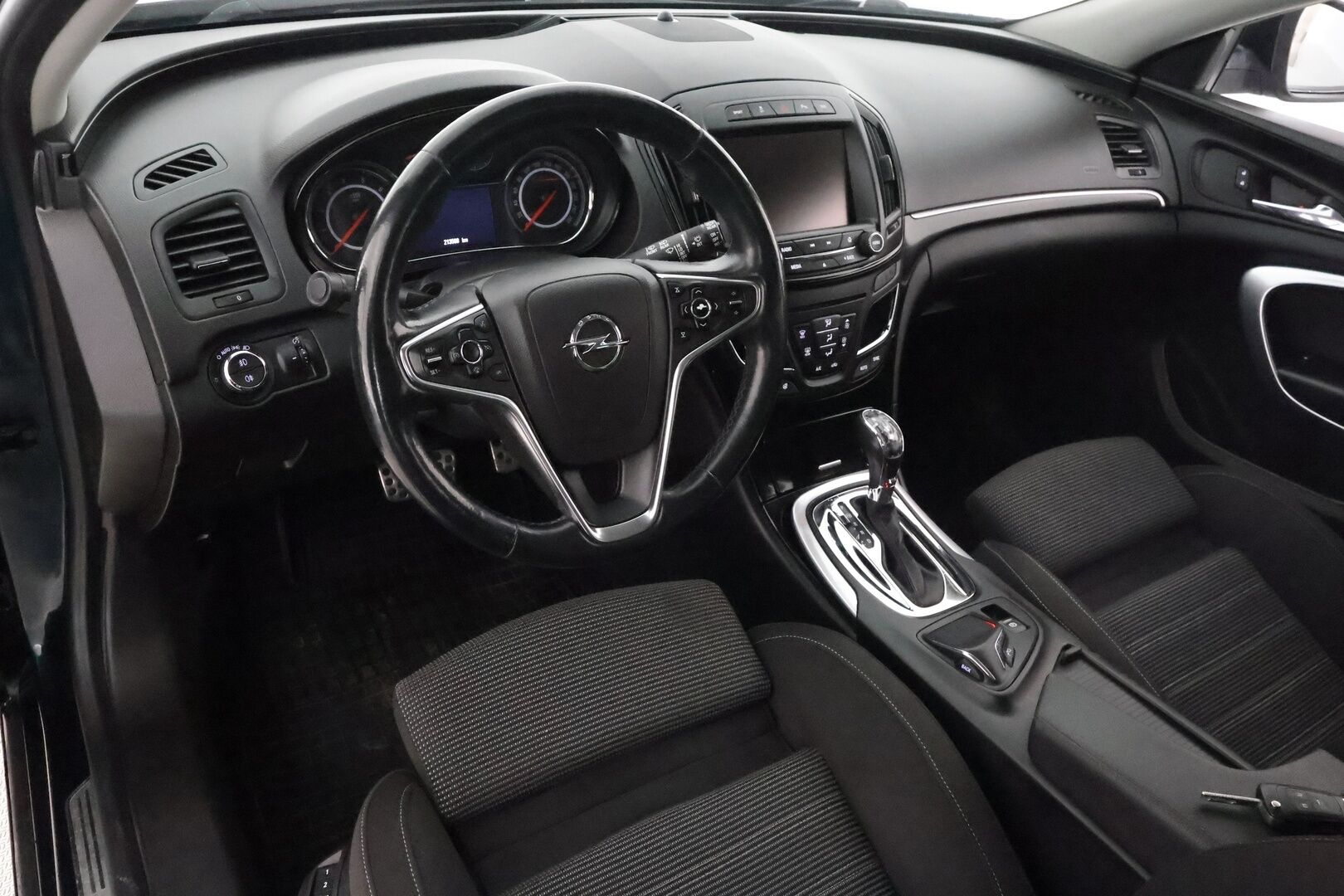 Opel Insignia 2014 2.0 CDTI Sports Tourer 120kw AT6 *Sporttipenkit / Lohko / Xenon / Ratinlämmitin/ Keyless / Vakkari* - Suomi-Auto / Kahdet vanteet / Säännöllinen huoltohistoria / Viimeisin huolto 211tkm - HULLU BLACKWEEK KORKOTARJOUS 2,49%