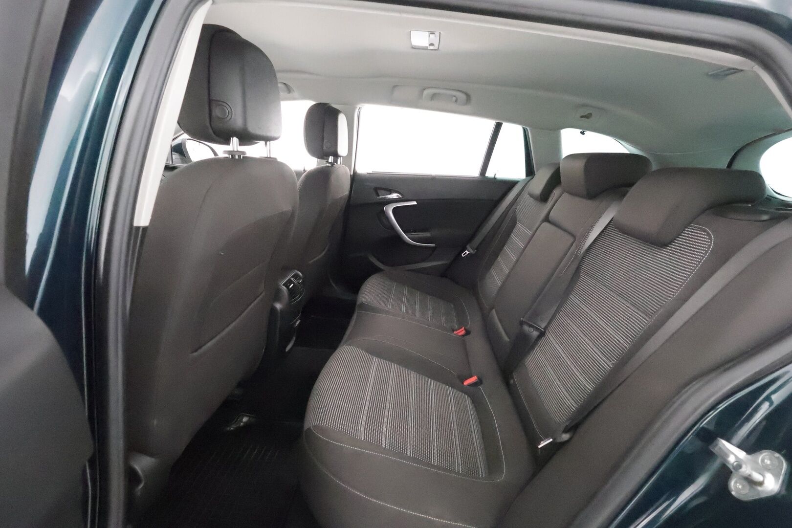 Opel Insignia 2014 2.0 CDTI Sports Tourer 120kw AT6 *Sporttipenkit / Lohko / Xenon / Ratinlämmitin/ Keyless / Vakkari* - Suomi-Auto / Kahdet vanteet / Säännöllinen huoltohistoria / Viimeisin huolto 211tkm - HULLU BLACKWEEK KORKOTARJOUS 2,49%