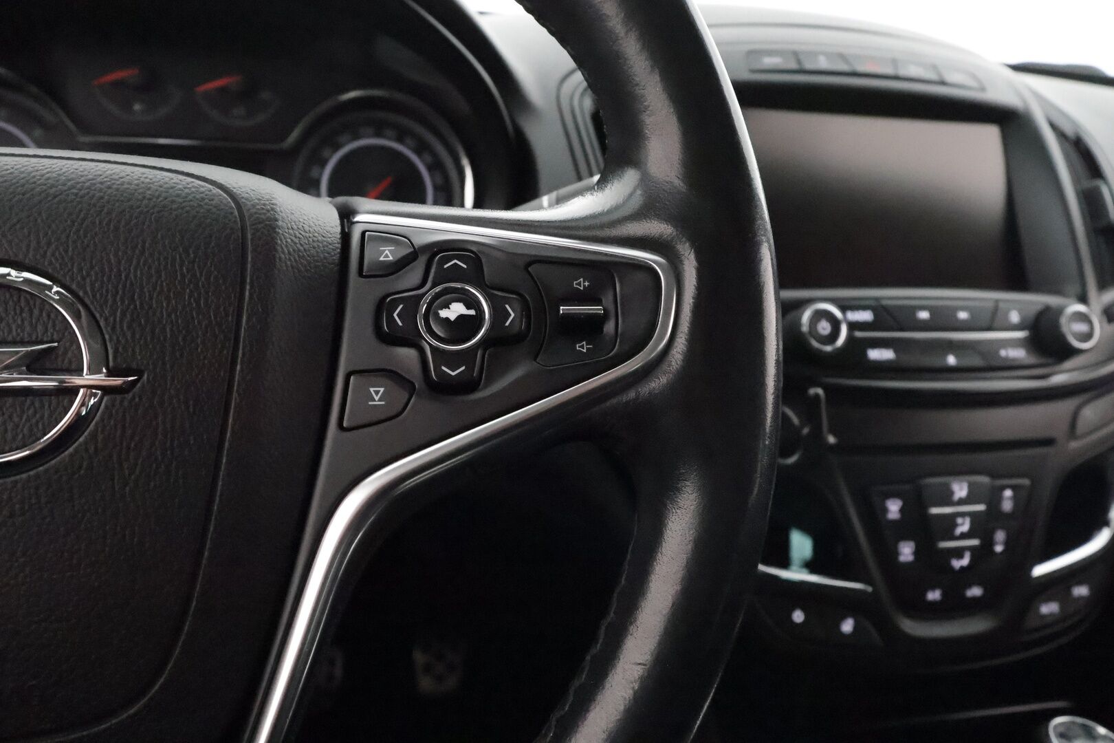 Opel Insignia 2014 2.0 CDTI Sports Tourer 120kw AT6 *Sporttipenkit / Lohko / Xenon / Ratinlämmitin/ Keyless / Vakkari* - Suomi-Auto / Kahdet vanteet / Säännöllinen huoltohistoria / Viimeisin huolto 211tkm - HULLU BLACKWEEK KORKOTARJOUS 2,49%