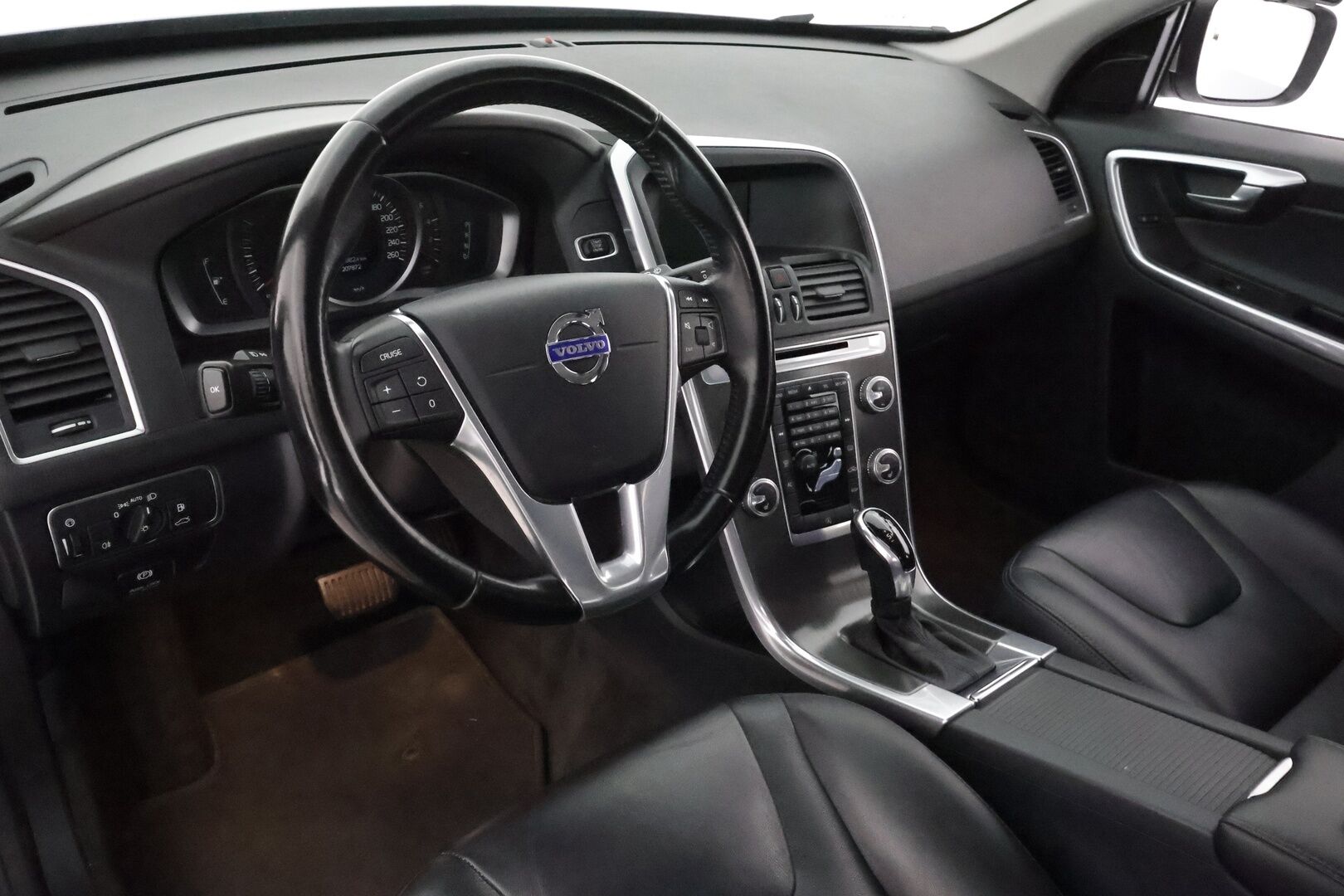 Volvo XC60 2015 D4 Business Summum aut ** Webasto / Muistipenkki / P.Tutka / XENON-valot / Vakkari / AC/ KeylessGO ** - Suomi-auto / Merkkihuollettu / 2x Renkaat