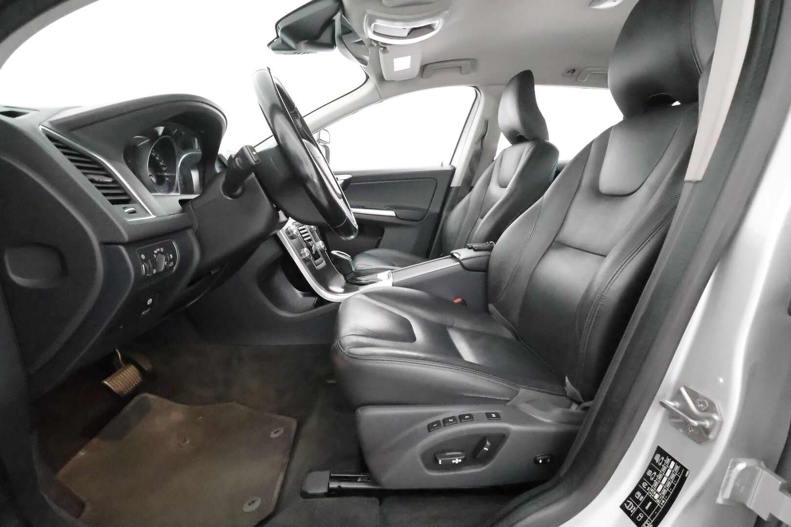 Volvo XC60 2015 D4 Business Summum aut ** Webasto / Muistipenkki / P.Tutka / XENON-valot / Vakkari / AC/ KeylessGO ** - Suomi-auto / Merkkihuollettu / 2x Renkaat