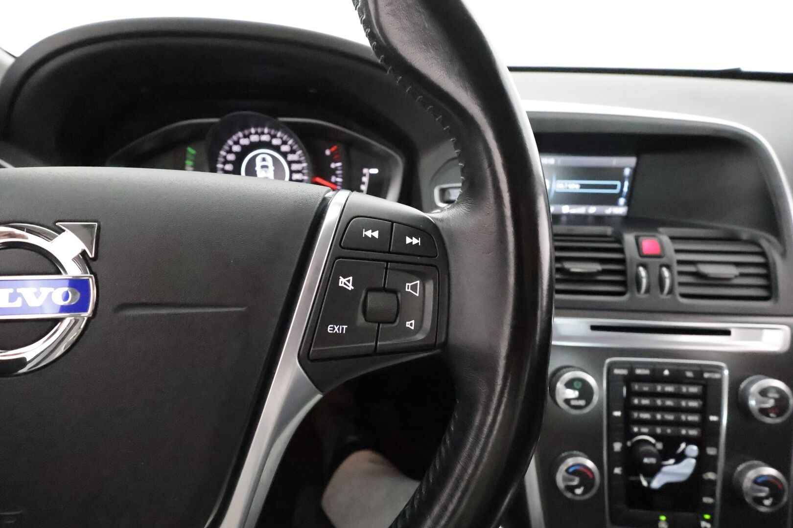 Volvo XC60 2015 D4 Business Summum aut ** Webasto / Muistipenkki / P.Tutka / XENON-valot / Vakkari / AC/ KeylessGO ** - Suomi-auto / Merkkihuollettu / 2x Renkaat
