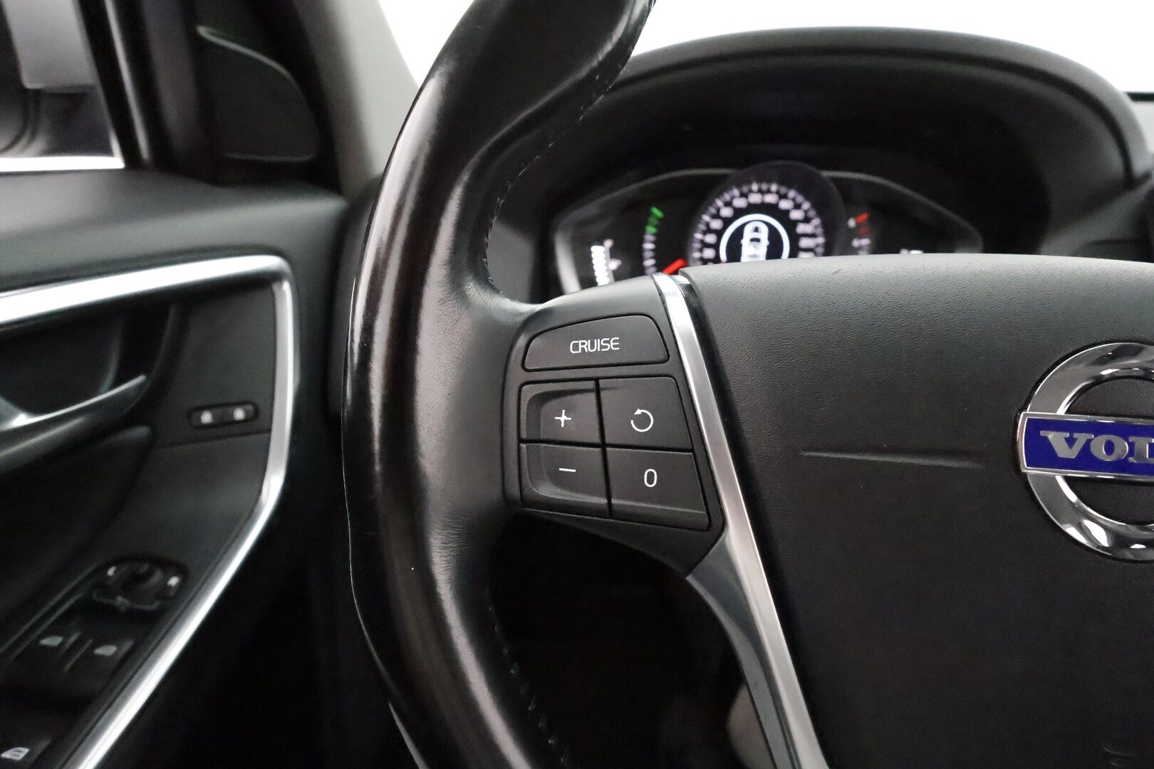 Volvo XC60 2015 D4 Business Summum aut ** Webasto / Muistipenkki / P.Tutka / XENON-valot / Vakkari / AC/ KeylessGO ** - Suomi-auto / Merkkihuollettu / 2x Renkaat