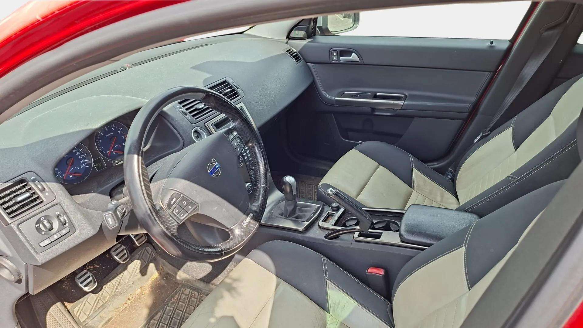 Volvo V50 2009 1,8F R-Design man*Myydään Yrityksille* - | Lohkolämmitin | Vakionopeudensäädin | P. tutka | Automaattinen ilmastointi | R-Design puolinahat | Penkinlämmittimet |