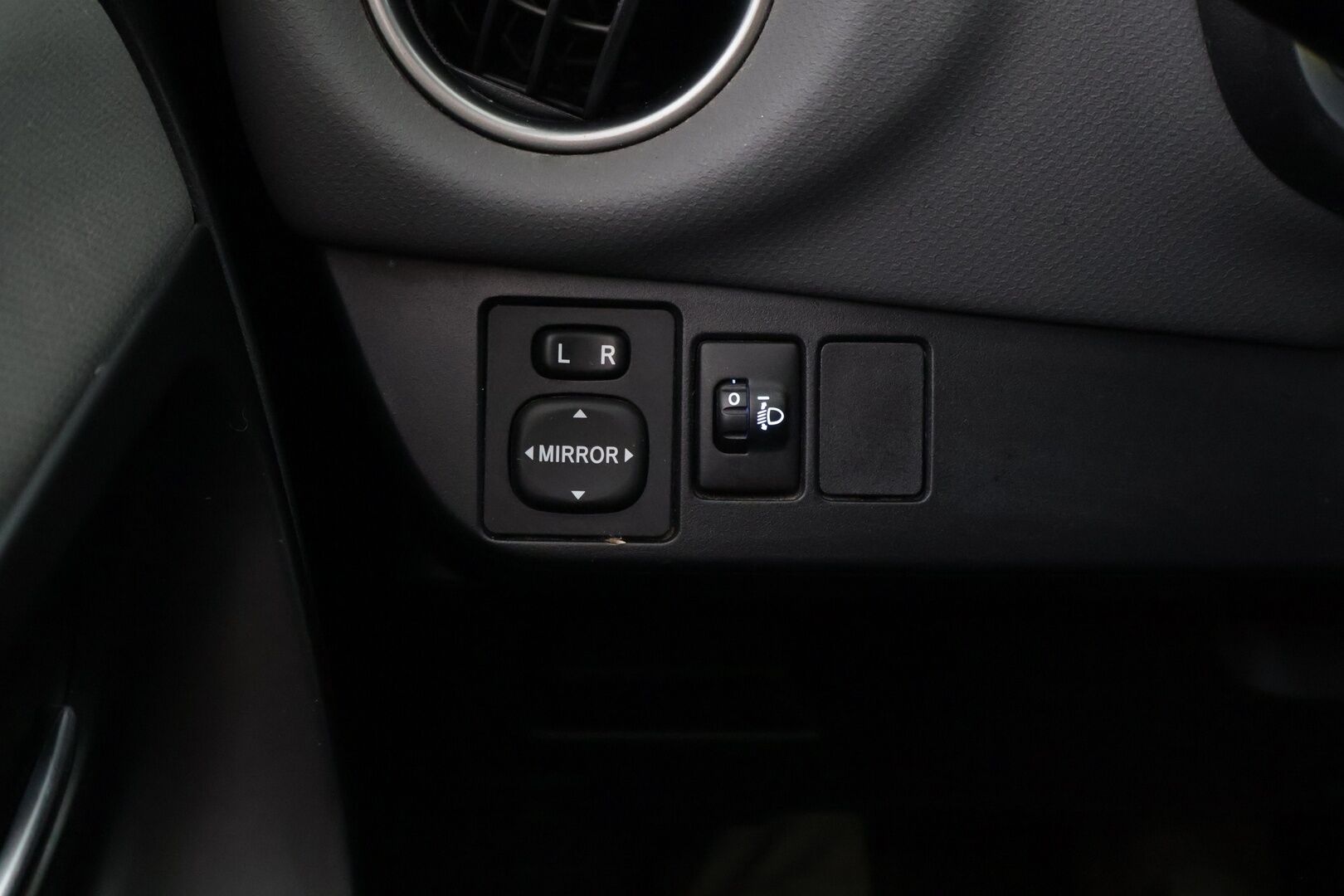 Toyota Yaris 2014 1,5 Hybrid Style *Suomi-auto / Vakkari / Kamera / Navigointi * - Kahdet renkaat / Hyvin huollettu / Myydään juuri katsastettuna