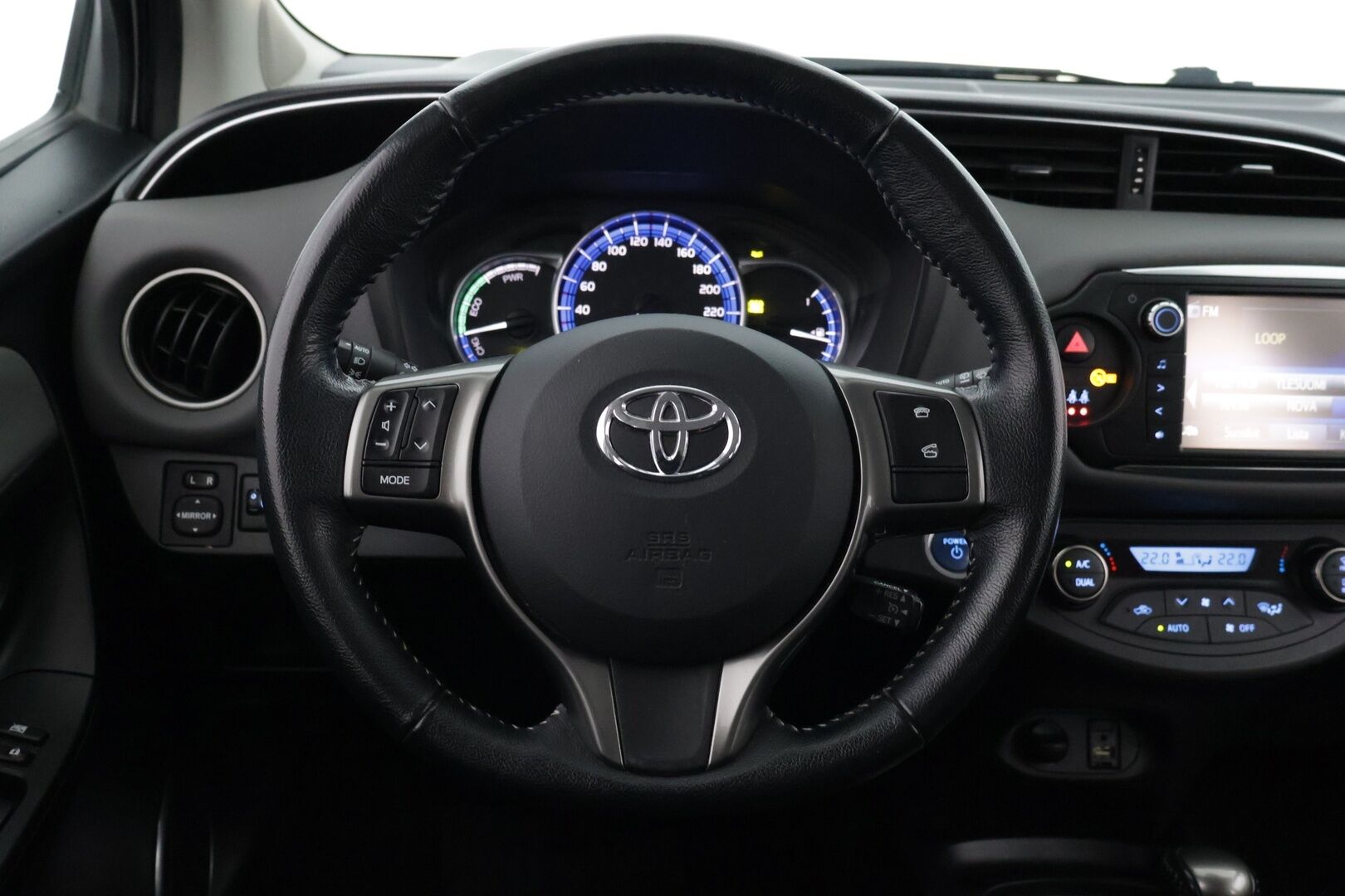 Toyota Yaris 2014 1,5 Hybrid Style *Suomi-auto / Vakkari / Kamera / Navigointi * - Kahdet renkaat / Hyvin huollettu / Myydään juuri katsastettuna