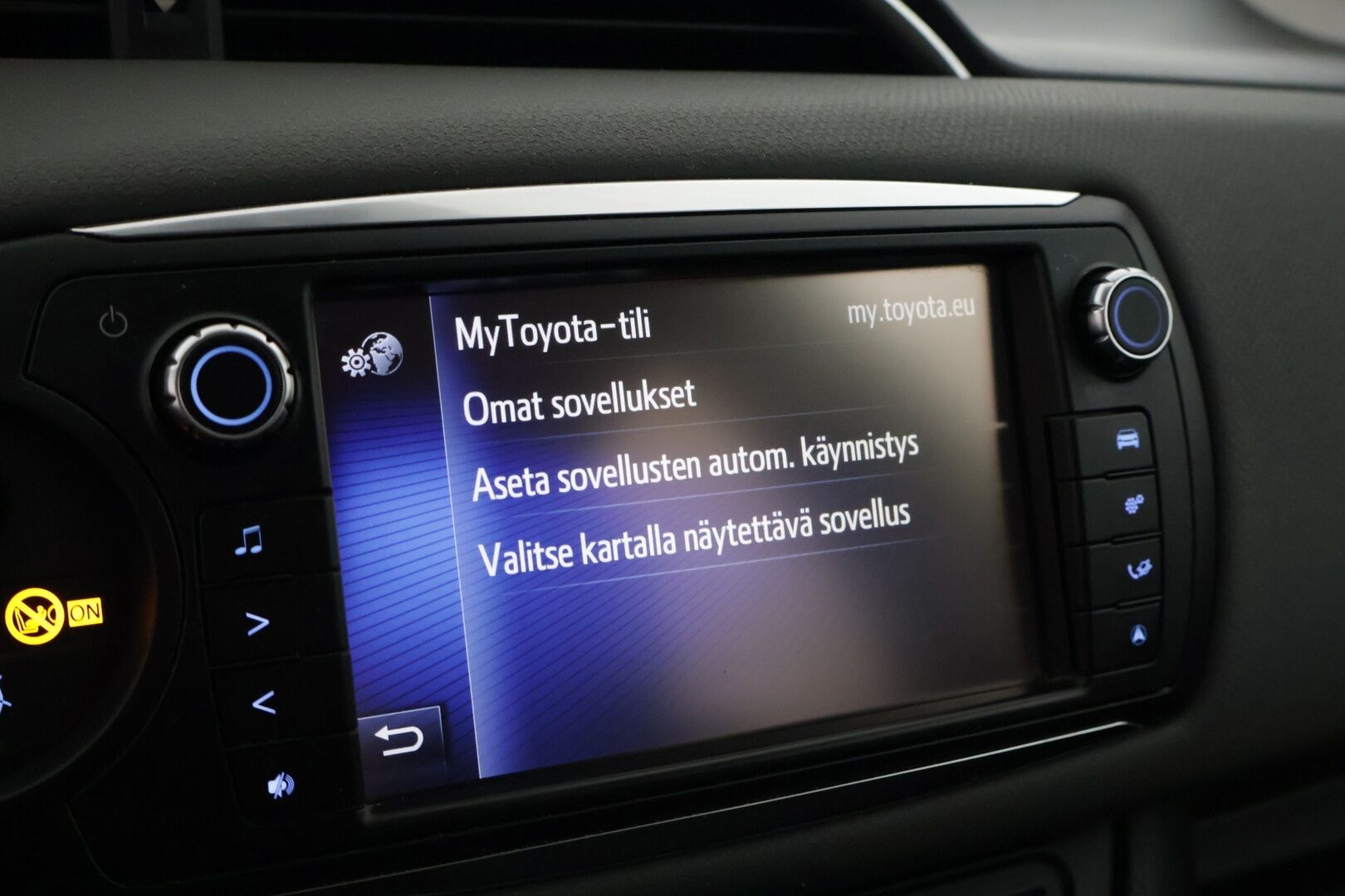 Toyota Yaris 2014 1,5 Hybrid Style *Suomi-auto / Vakkari / Kamera / Navigointi * - Kahdet renkaat / Hyvin huollettu / Myydään juuri katsastettuna