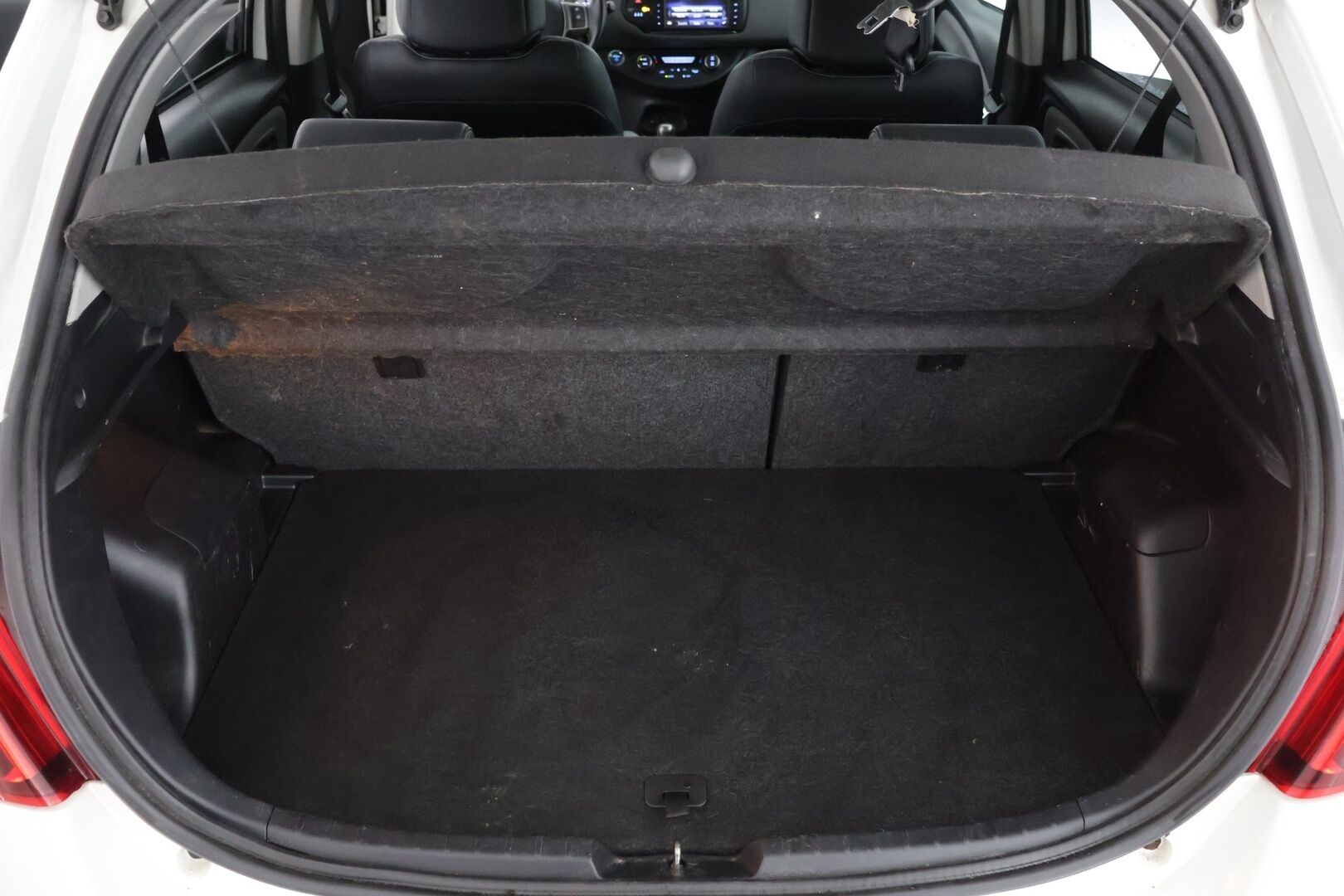 Toyota Yaris 2014 1,5 Hybrid Style *Suomi-auto / Vakkari / Kamera / Navigointi * - Kahdet renkaat / Hyvin huollettu / Myydään juuri katsastettuna