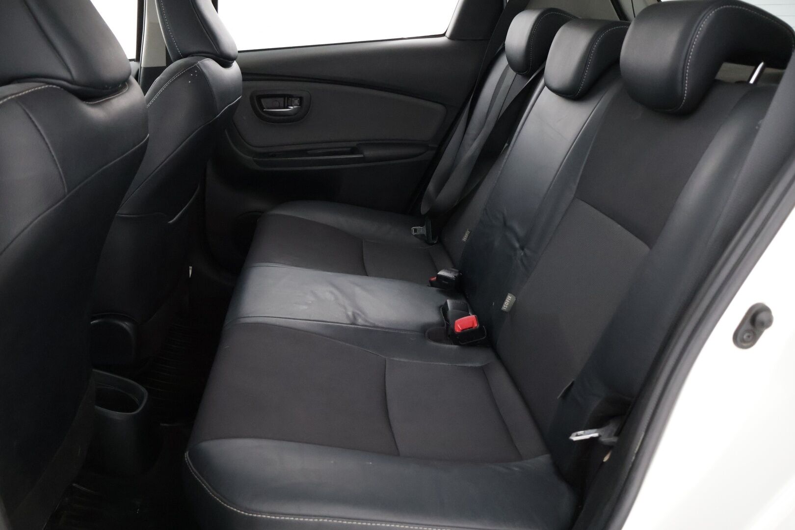 Toyota Yaris 2014 1,5 Hybrid Style *Suomi-auto / Vakkari / Kamera / Navigointi * - Kahdet renkaat / Hyvin huollettu / Myydään juuri katsastettuna