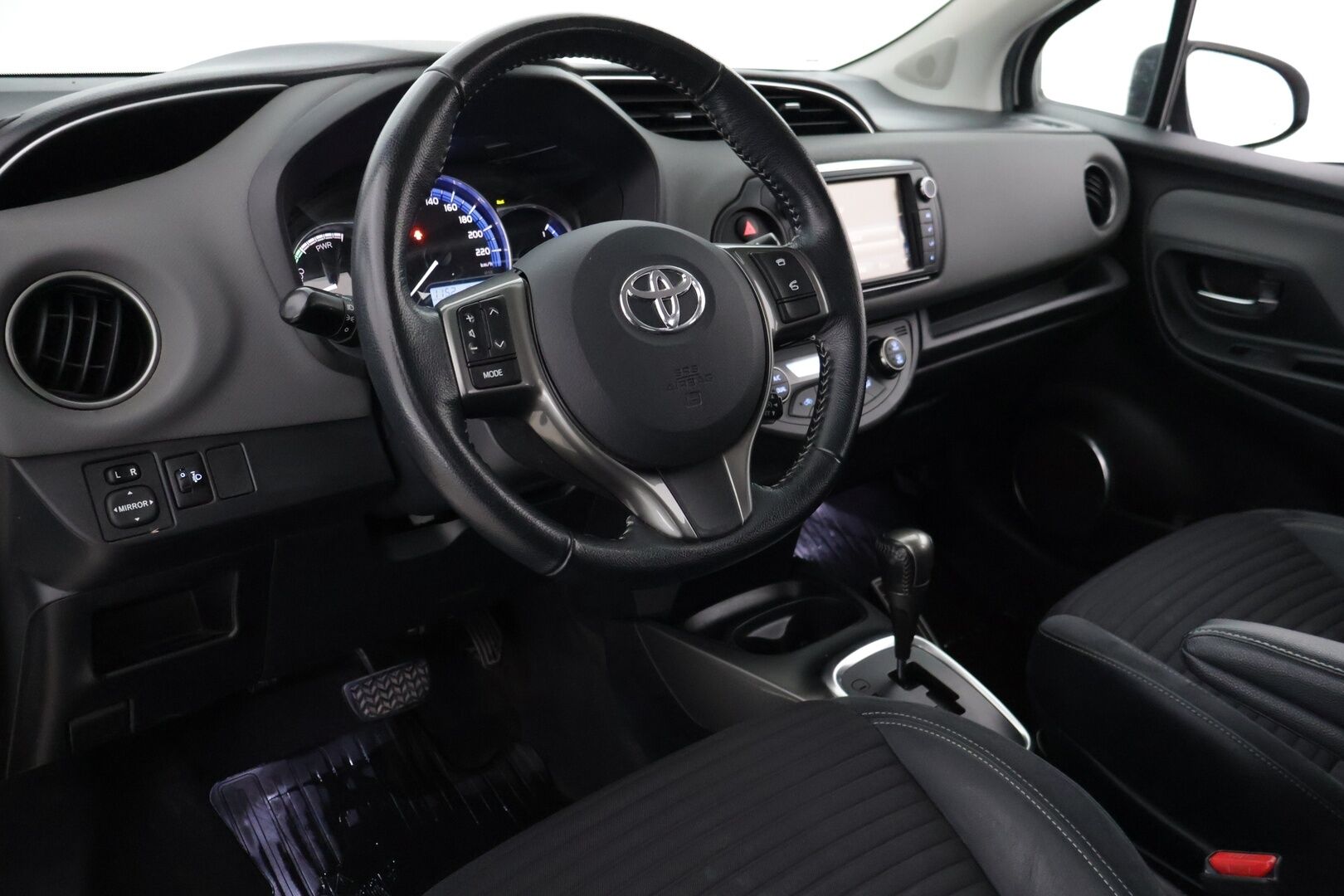 Toyota Yaris 2014 1,5 Hybrid Style *Suomi-auto / Vakkari / Kamera / Navigointi * - Kahdet renkaat / Hyvin huollettu / Myydään juuri katsastettuna