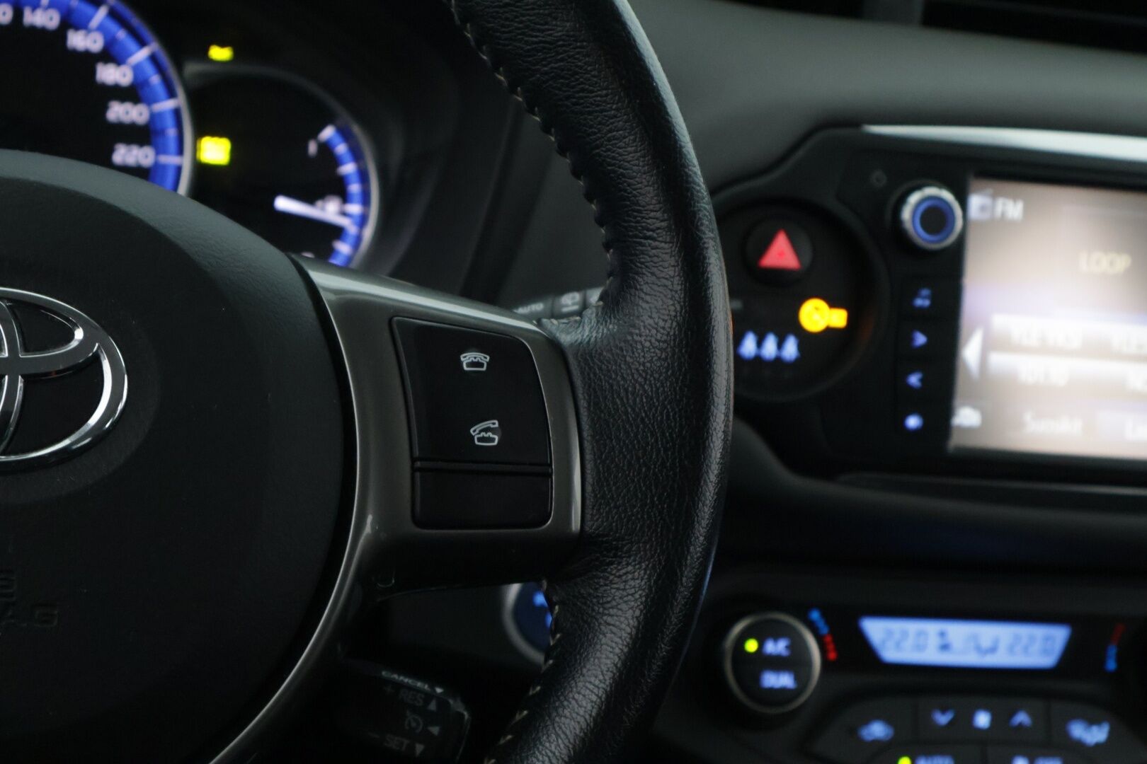Toyota Yaris 2014 1,5 Hybrid Style *Suomi-auto / Vakkari / Kamera / Navigointi * - Kahdet renkaat / Hyvin huollettu / Myydään juuri katsastettuna