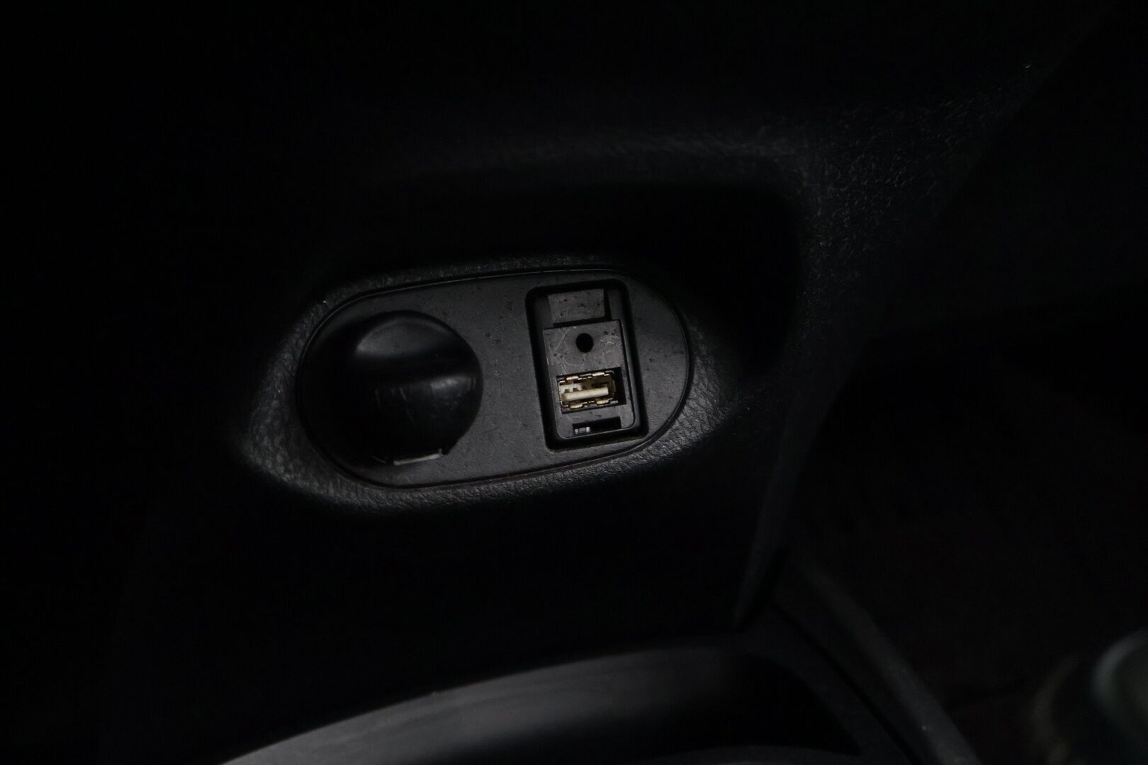 Toyota Yaris 2014 1,5 Hybrid Style *Suomi-auto / Vakkari / Kamera / Navigointi * - Kahdet renkaat / Hyvin huollettu / Myydään juuri katsastettuna