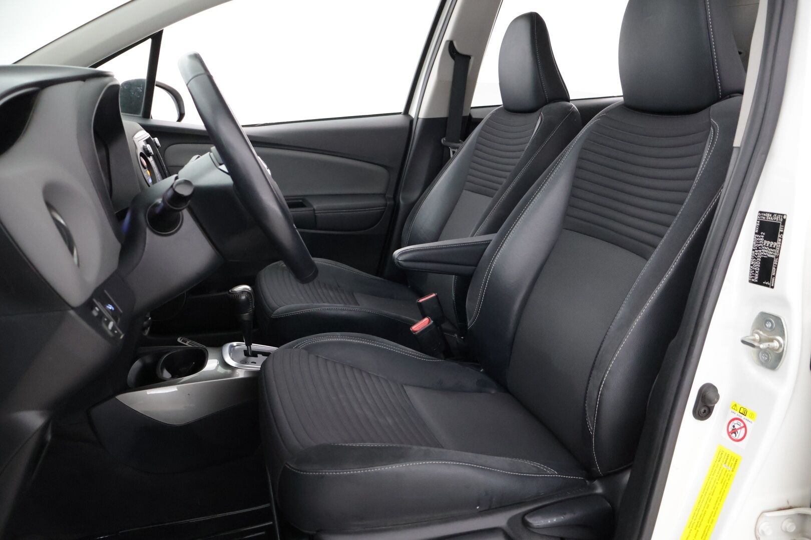 Toyota Yaris 2014 1,5 Hybrid Style *Suomi-auto / Vakkari / Kamera / Navigointi * - Kahdet renkaat / Hyvin huollettu / Myydään juuri katsastettuna