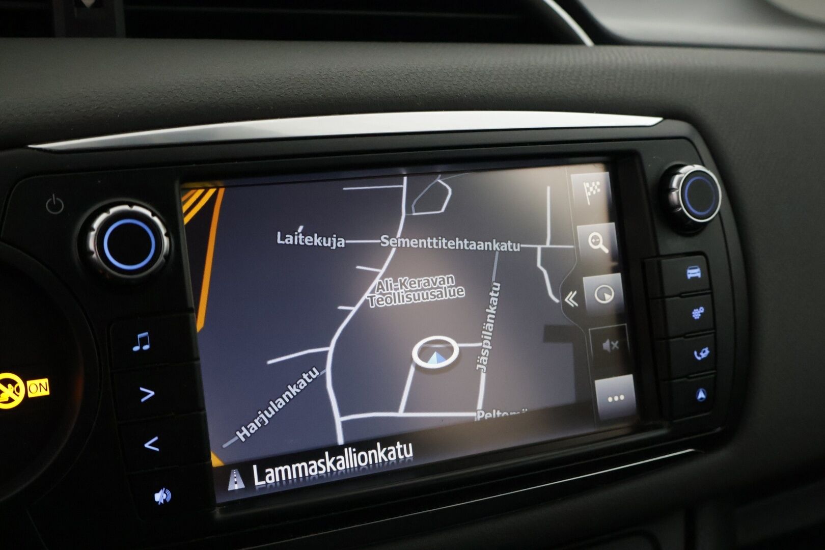 Toyota Yaris 2014 1,5 Hybrid Style *Suomi-auto / Vakkari / Kamera / Navigointi * - Kahdet renkaat / Hyvin huollettu / Myydään juuri katsastettuna
