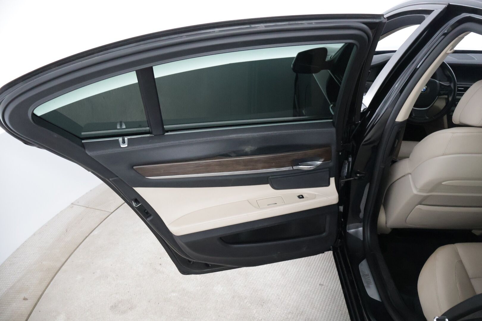 BMW 750 2009 A F01 Sedan * Imu-ovet / Ilmastoidut etuistuimet / Muistipenkit / Prof.navi * - - YritysOutlet - Myydään vain yrityksille