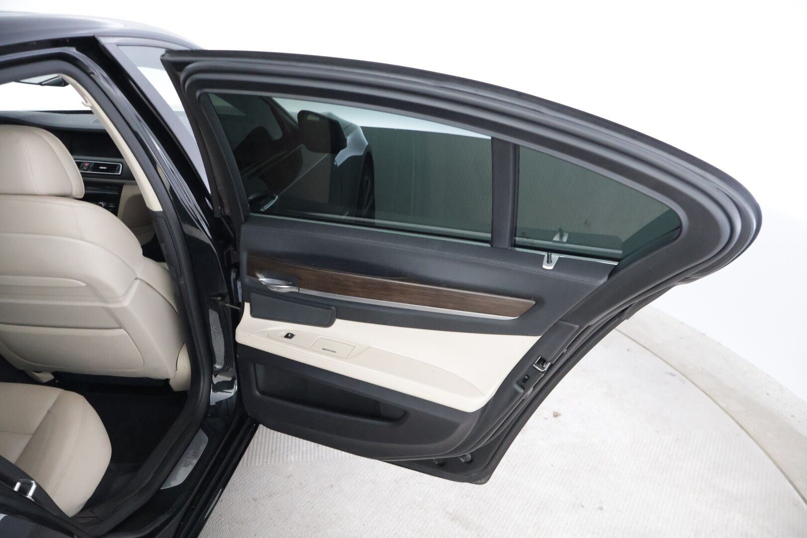 BMW 750 2009 A F01 Sedan * Imu-ovet / Ilmastoidut etuistuimet / Muistipenkit / Prof.navi * - - YritysOutlet - Myydään vain yrityksille