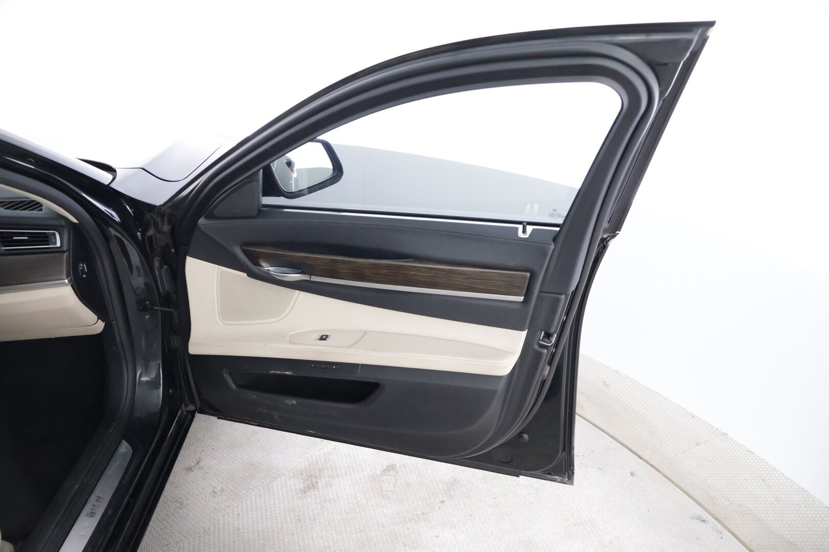BMW 750 2009 A F01 Sedan * Imu-ovet / Ilmastoidut etuistuimet / Muistipenkit / Prof.navi * - - YritysOutlet - Myydään vain yrityksille