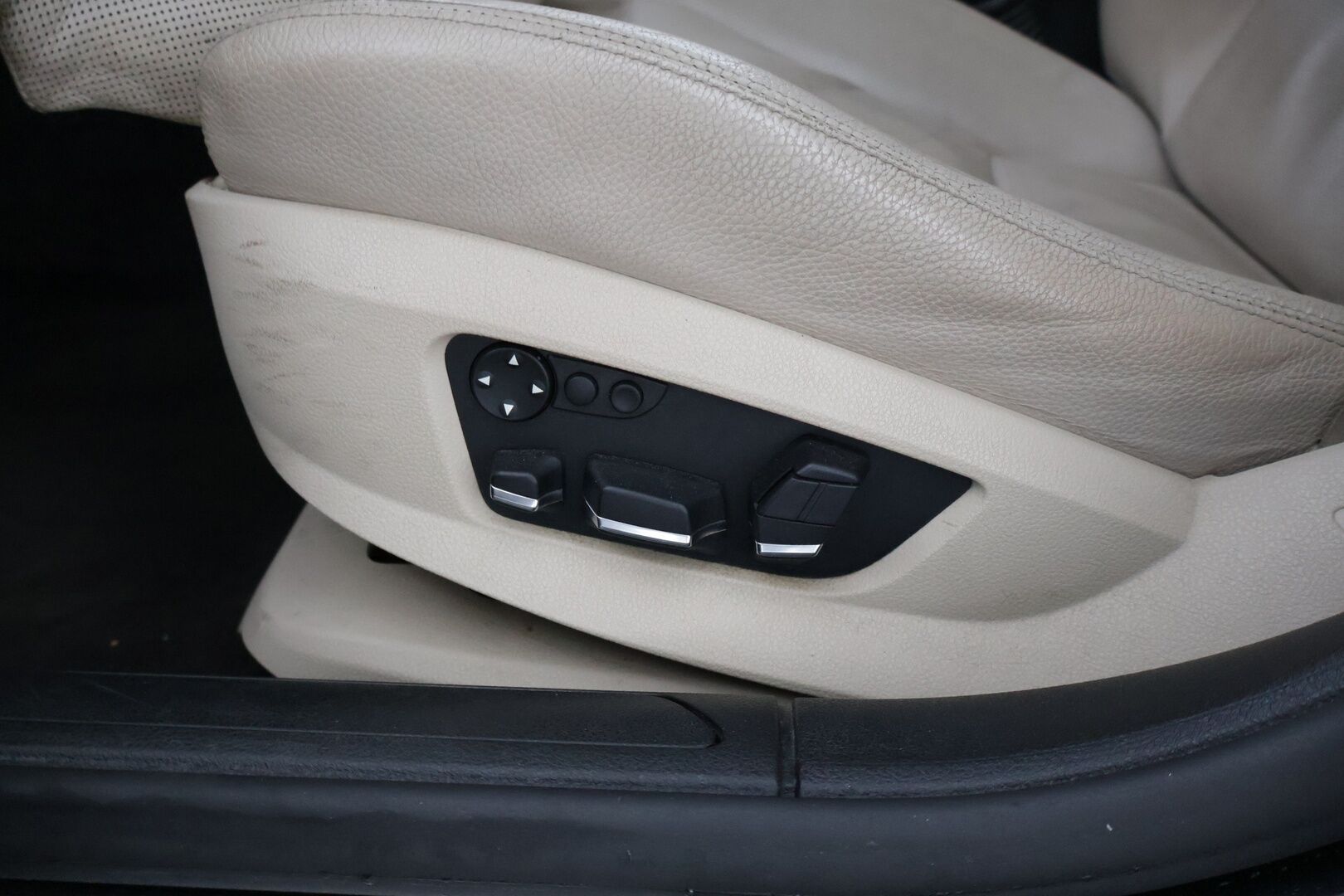 BMW 750 2009 A F01 Sedan * Imu-ovet / Ilmastoidut etuistuimet / Muistipenkit / Prof.navi * - - YritysOutlet - Myydään vain yrityksille