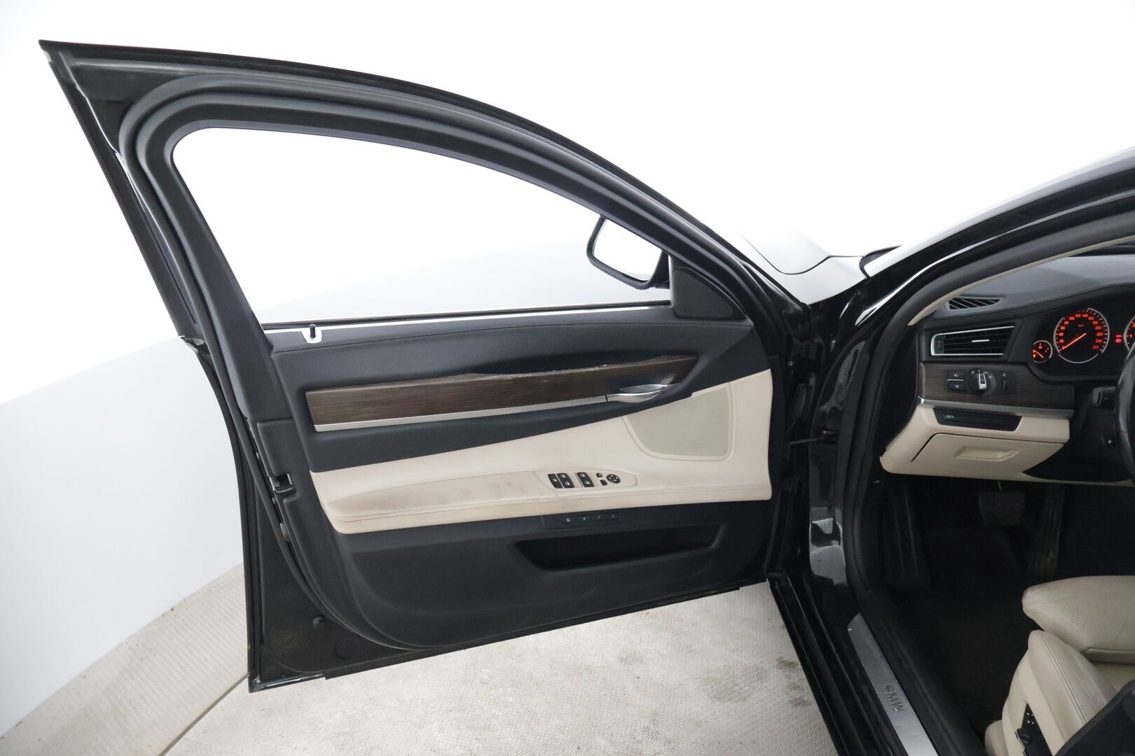 BMW 750 2009 A F01 Sedan * Imu-ovet / Ilmastoidut etuistuimet / Muistipenkit / Prof.navi * - - YritysOutlet - Myydään vain yrityksille