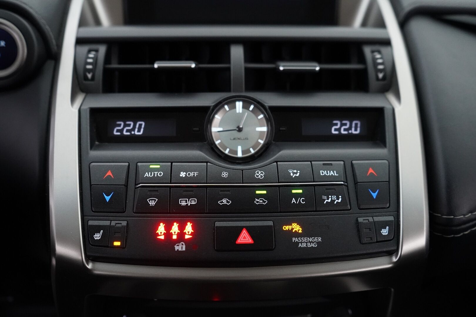 Lexus NX 2015 300h Hybrid A AWD Executive * ACC / Webasto / Vetokoukku / Nahkasisusta / Peruutuskamera * - Suomi-auto / Huippuvarusteet