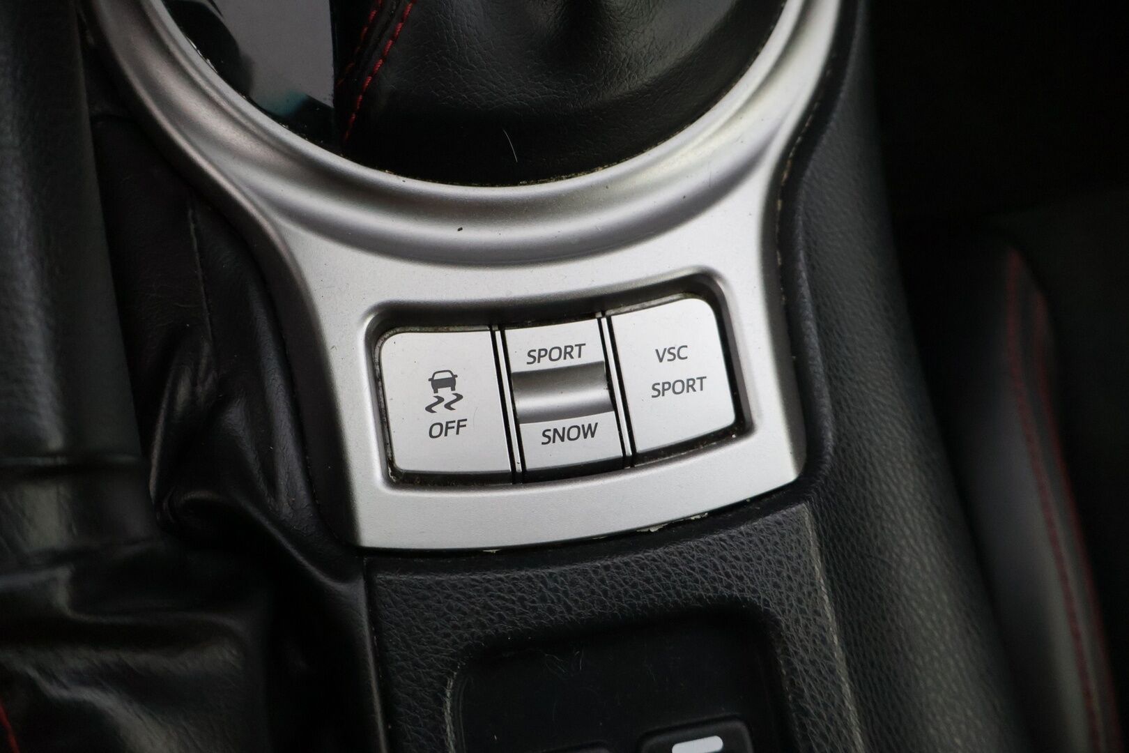 Subaru BRZ 2015 BRZ 6AT * KeylessGo / Nahka-alcantara penkit / BC-Racing / Navi / Xenon / Mustakatto / Suomi-auto / Putkisto muokattu * - * Hieno katseiden kääntäjä / Kuntotarkastettu / BC-Racing säädettävä alusta / Putkistoa muokattu / Siistikuntoinen / Pienet kilsat / Särmät huollot *