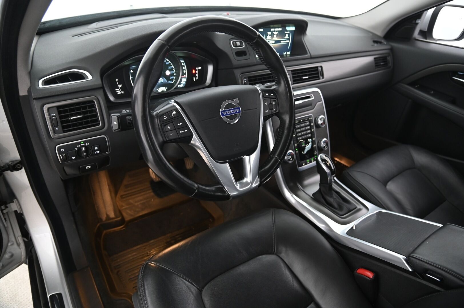 Volvo XC70 2016 D4 AWD Summum Edition aut*Adapt.vakkari / Muistipenkki / Webasto / Blis / Koukku / Navi* - 2x Volvo Alut / Hihna tehty 08/2025 / Hyvä huoltohistoria
