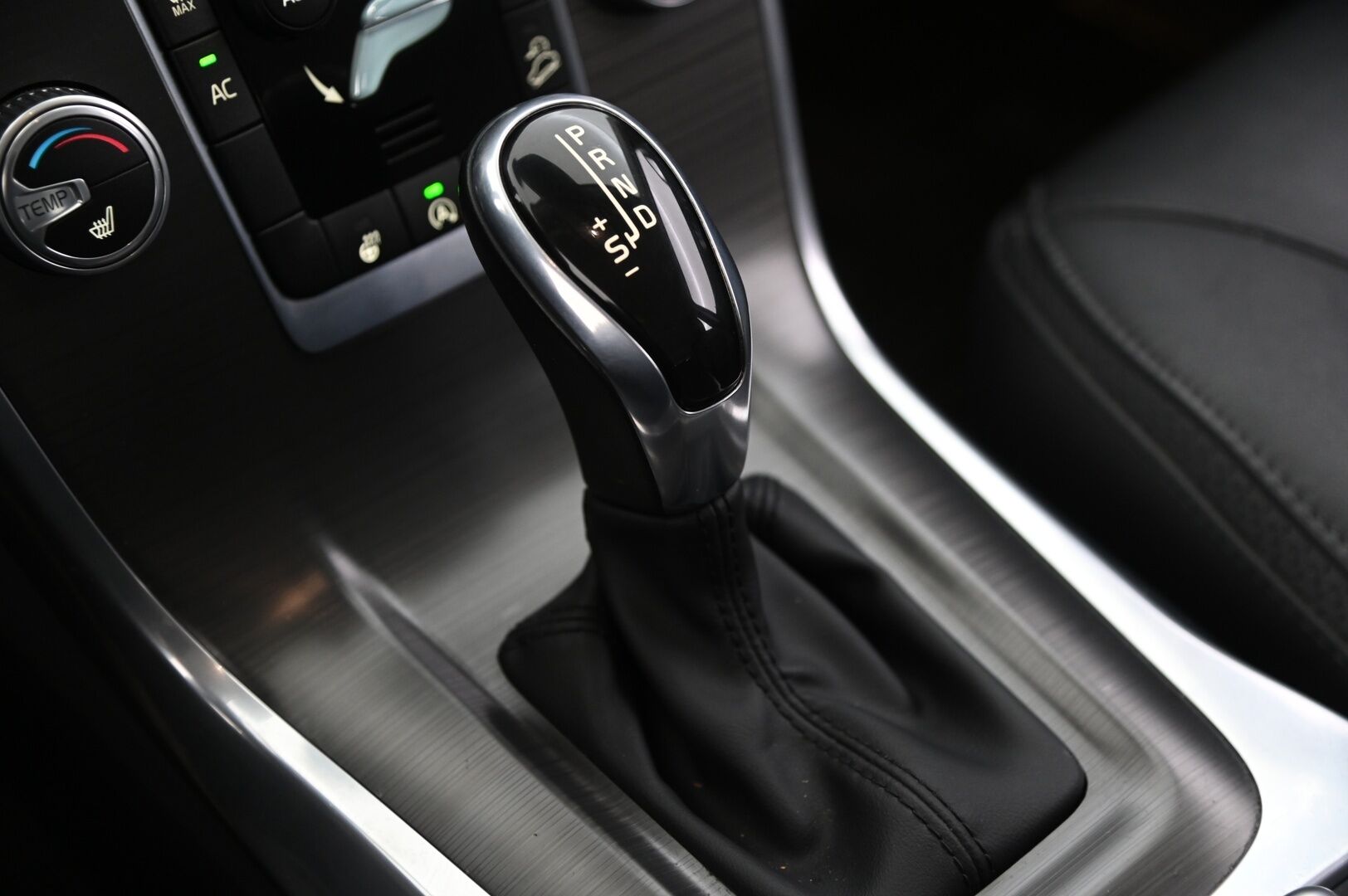 Volvo XC70 2016 D4 AWD Summum Edition aut*Adapt.vakkari / Muistipenkki / Webasto / Blis / Koukku / Navi* - 2x Volvo Alut / Hihna tehty 08/2025 / Hyvä huoltohistoria