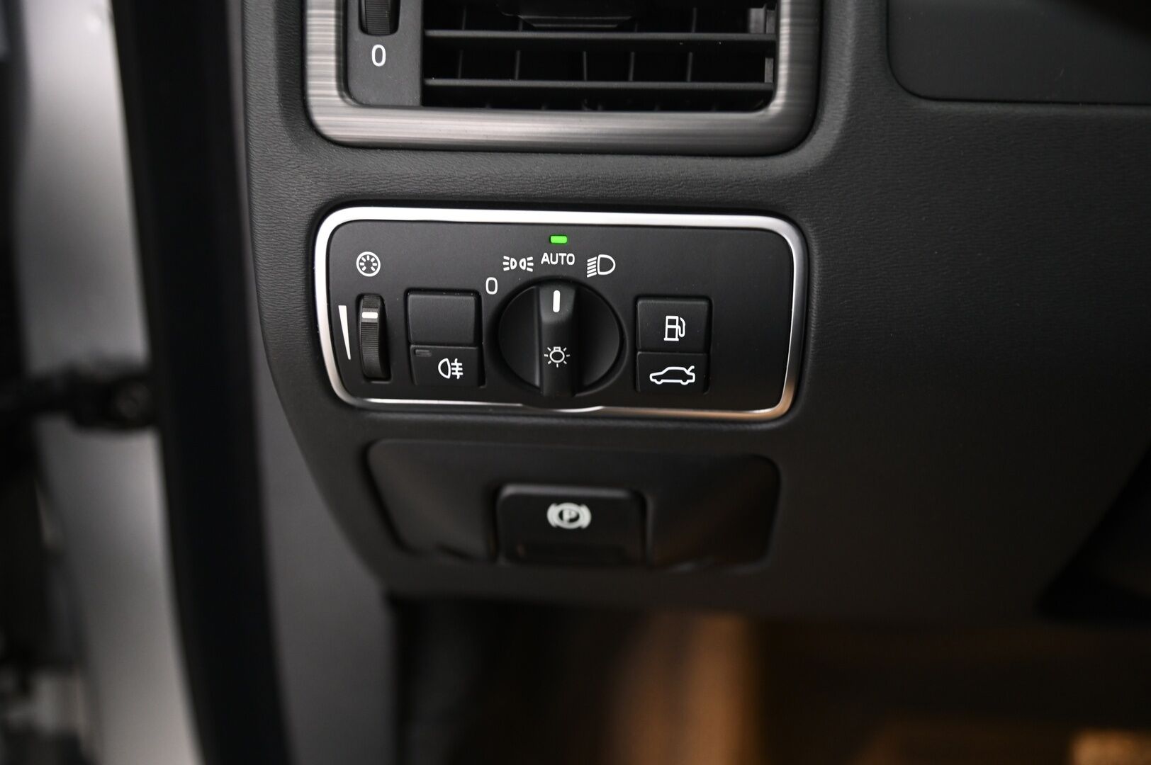 Volvo XC70 2016 D4 AWD Summum Edition aut*Adapt.vakkari / Muistipenkki / Webasto / Blis / Koukku / Navi* - 2x Volvo Alut / Hihna tehty 08/2025 / Hyvä huoltohistoria