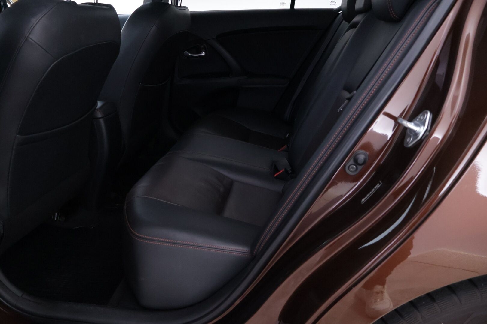 Toyota Avensis 2016 1,8 Valvematic Active Sedan *Nahat / P.kamera / Led / Keyless / Suomi-auto / Navi / Lohko.S.Pistoke* - Todella upean värinen! / Harvinaiset varusteet! 