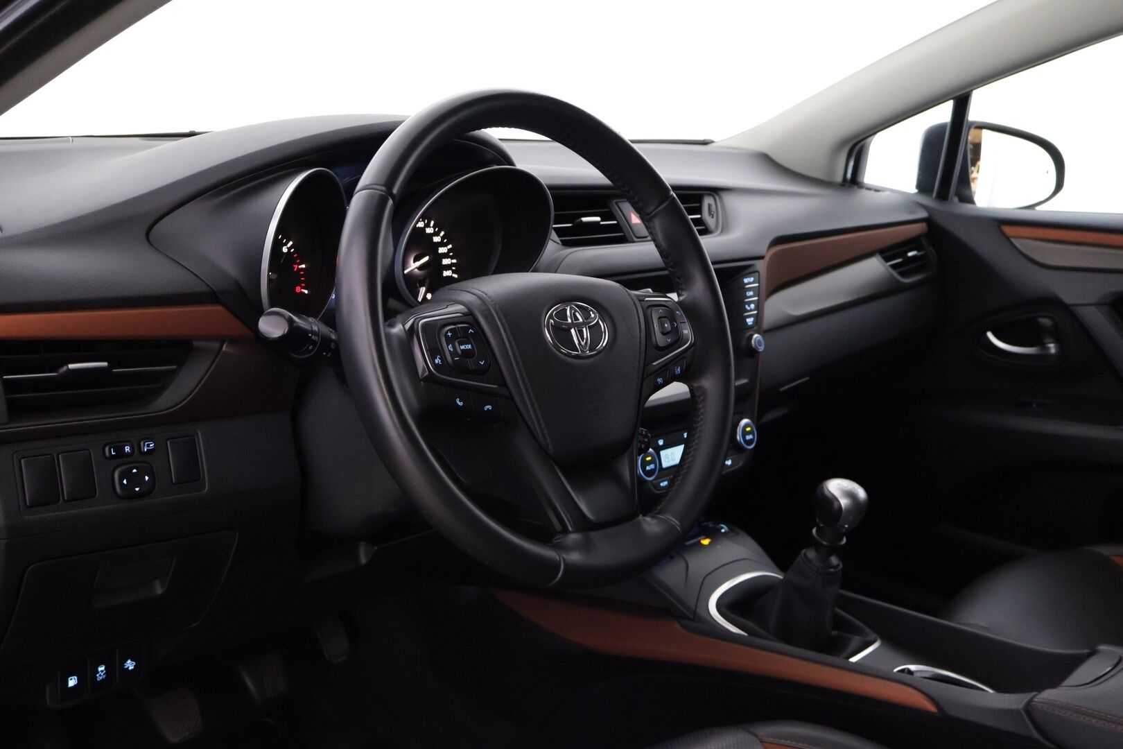 Toyota Avensis 2016 1,8 Valvematic Active Sedan *Nahat / P.kamera / Led / Keyless / Suomi-auto / Navi / Lohko.S.Pistoke* - Todella upean värinen! / Harvinaiset varusteet! 