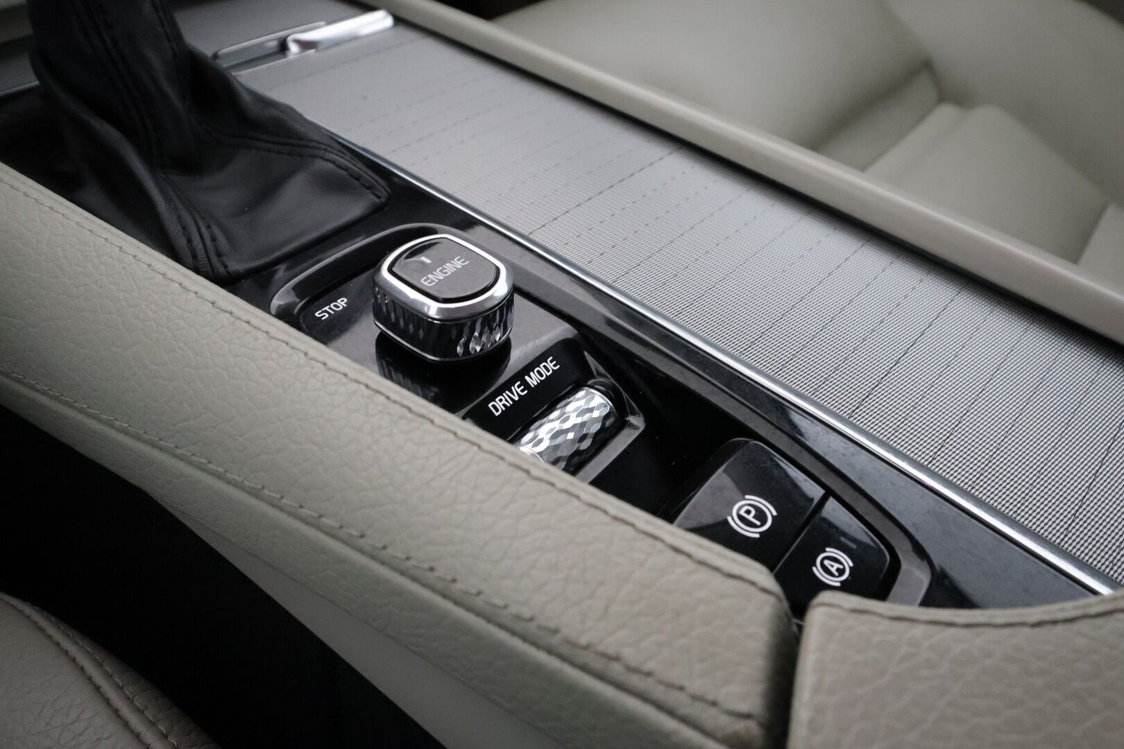 Volvo XC90 2016 D5 AWD Inscription aut - | Webasto | Koukku | Ilma-alusta | Sporttinahat Muistilla | Full-LED | P.Kamera | HP Audio | Kaistavahti | Navi | Keyless | Vakkari | Suomi-auto | Kahdet renkaat | Merkkihuollot |