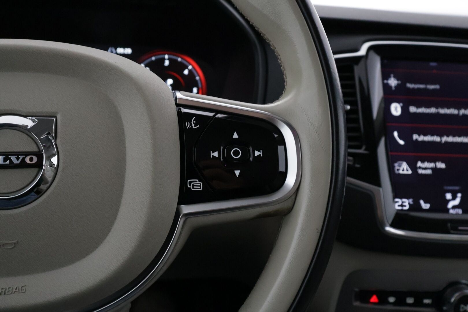 Volvo XC90 2016 D5 AWD Inscription aut - | Webasto | Koukku | Ilma-alusta | Sporttinahat Muistilla | Full-LED | P.Kamera | HP Audio | Kaistavahti | Navi | Keyless | Vakkari | Suomi-auto | Kahdet renkaat | Merkkihuollot |