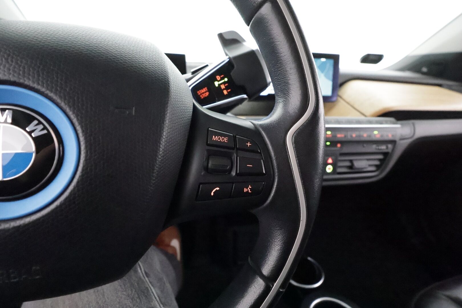 BMW i3 2014 60 Ah REX Automatic **Adapt.Vakkari / Adapt-LED / Lasikattoluukku / P. Kamera / Harman/Kardon / Navi / 2x Renkaat**