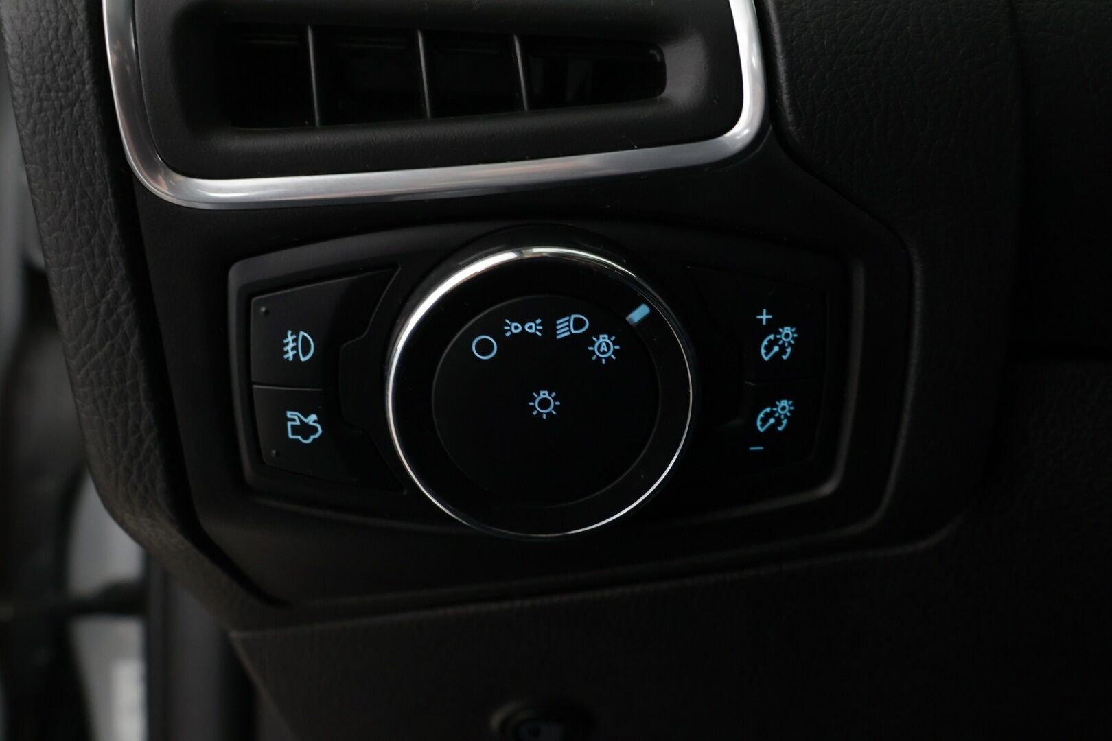 Ford Focus 2014 *Harvinainen 2.0l / Nahat / Navi / Kattoikkuna / Bluetooth / Lohko / P. kamera*