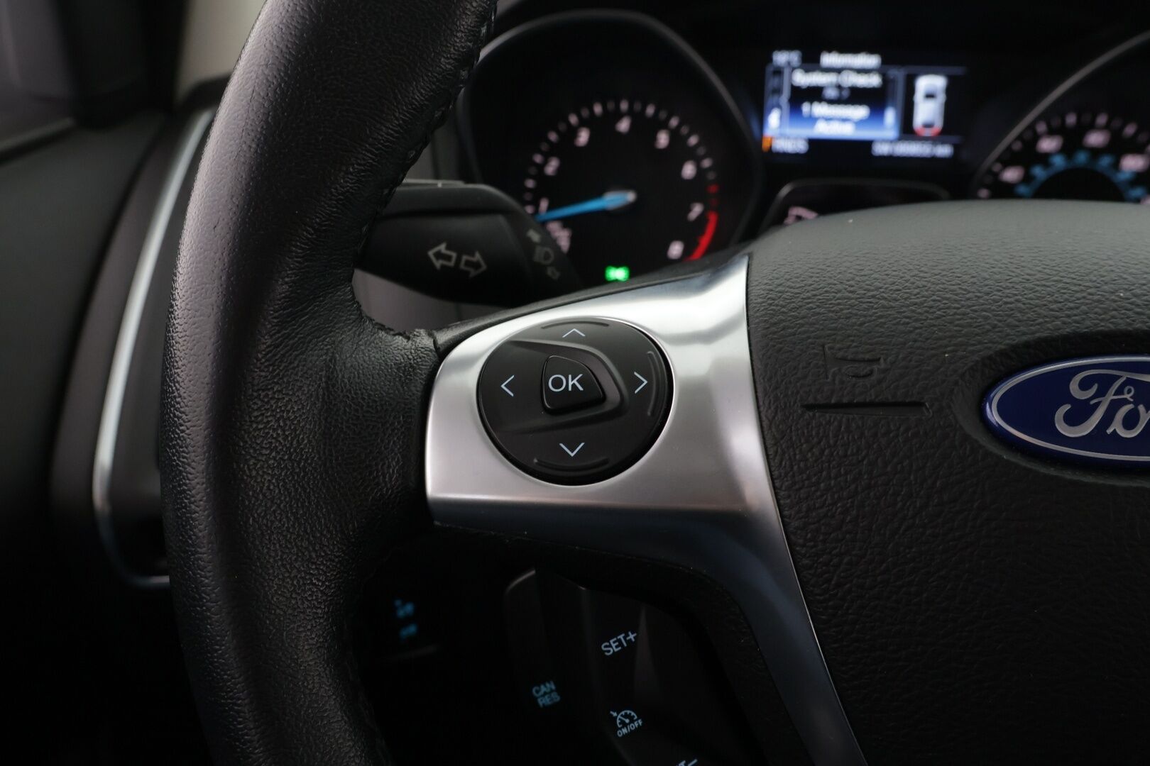 Ford Focus 2014 *Harvinainen 2.0l / Nahat / Navi / Kattoikkuna / Bluetooth / Lohko / P. kamera*