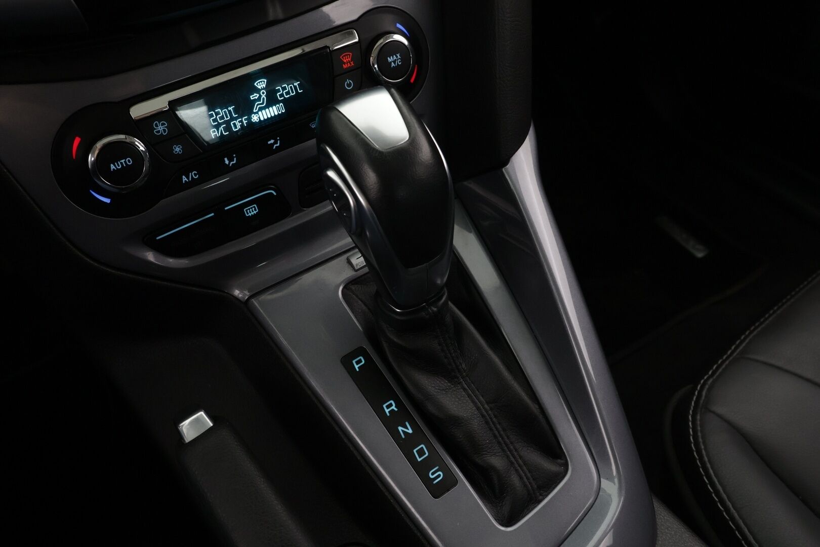 Ford Focus 2014 *Harvinainen 2.0l / Nahat / Navi / Kattoikkuna / Bluetooth / Lohko / P. kamera*