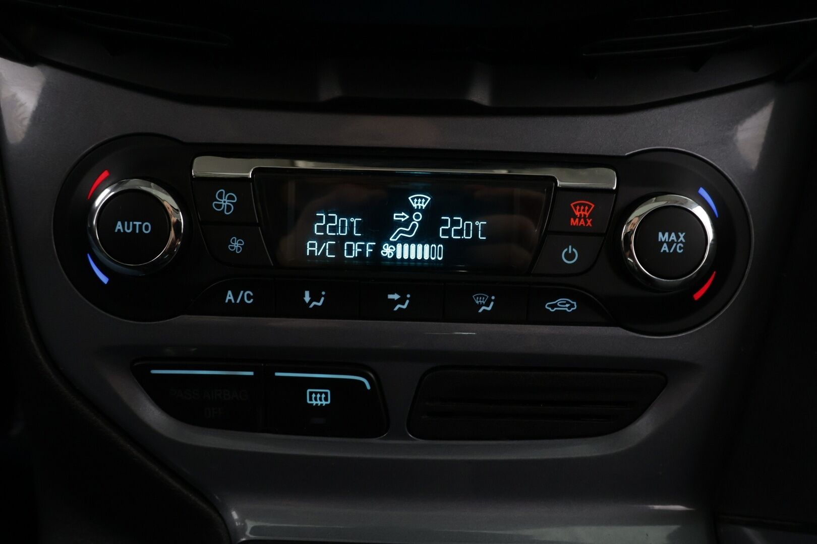 Ford Focus 2014 *Harvinainen 2.0l / Nahat / Navi / Kattoikkuna / Bluetooth / Lohko / P. kamera*