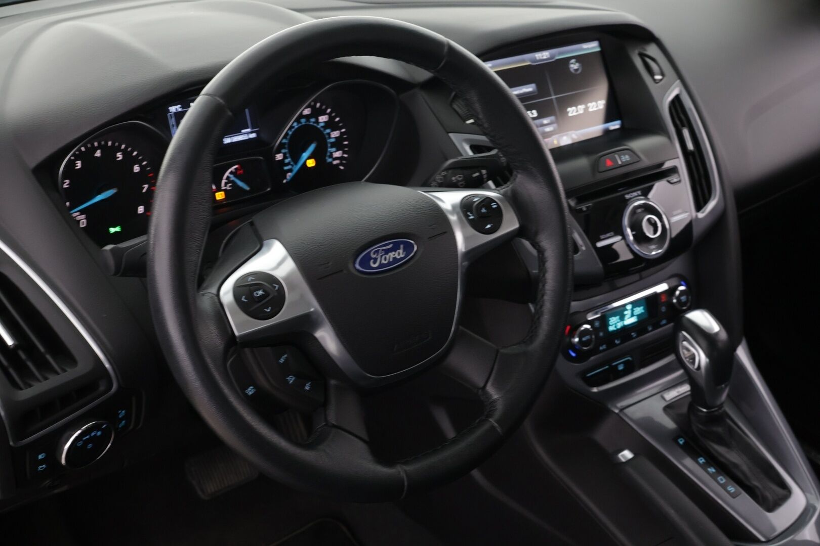 Ford Focus 2014 *Harvinainen 2.0l / Nahat / Navi / Kattoikkuna / Bluetooth / Lohko / P. kamera*