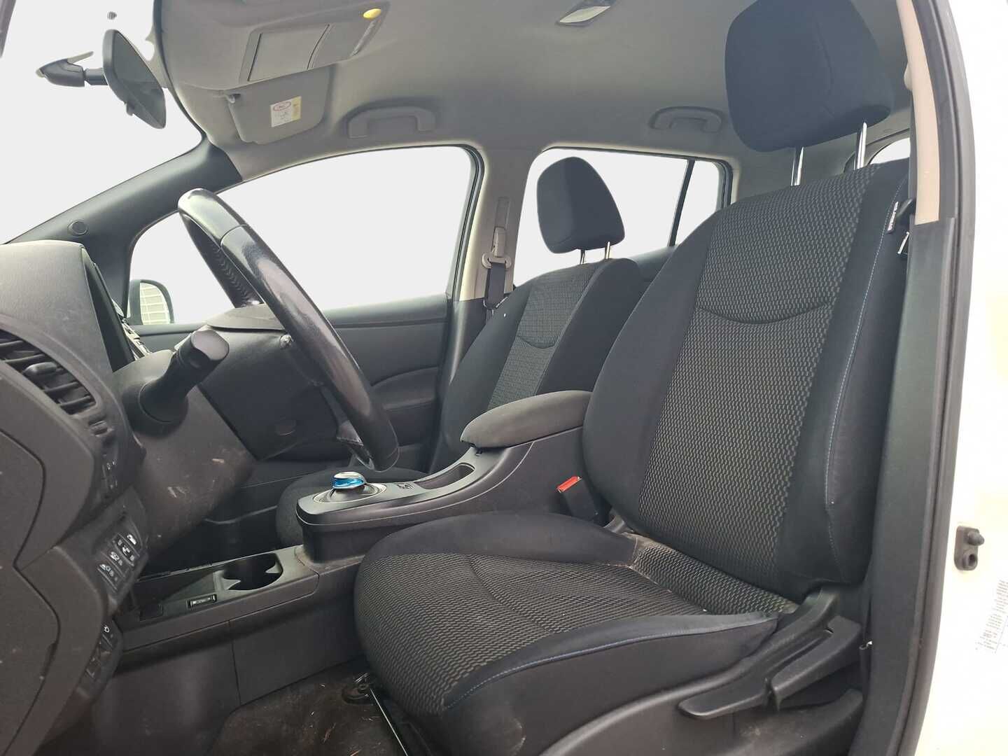 Nissan Leaf 2015 Visia 23 kWh ** Ratinlämmitin / 2x aluvanteet / Bluetooth