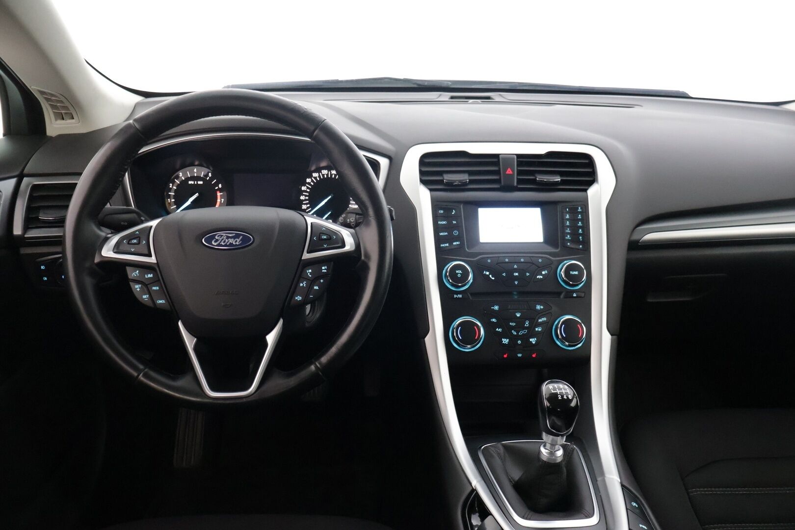 Ford Mondeo 2015 1,5 EcoBoost 160hv M6 Trend Style 5D * Lohkolämmitin / P. Tutkat / Lämmitettävä tuulilasi / Vakionopeudensäädin / Bluetooth * - 2 om. Suomi-auto / Jakohihna vaihdettu / Hyvin huollettu & hyvät renkaat - HULLUT AVAJAISHULINAT KORKOTARJOUS 3,29 %